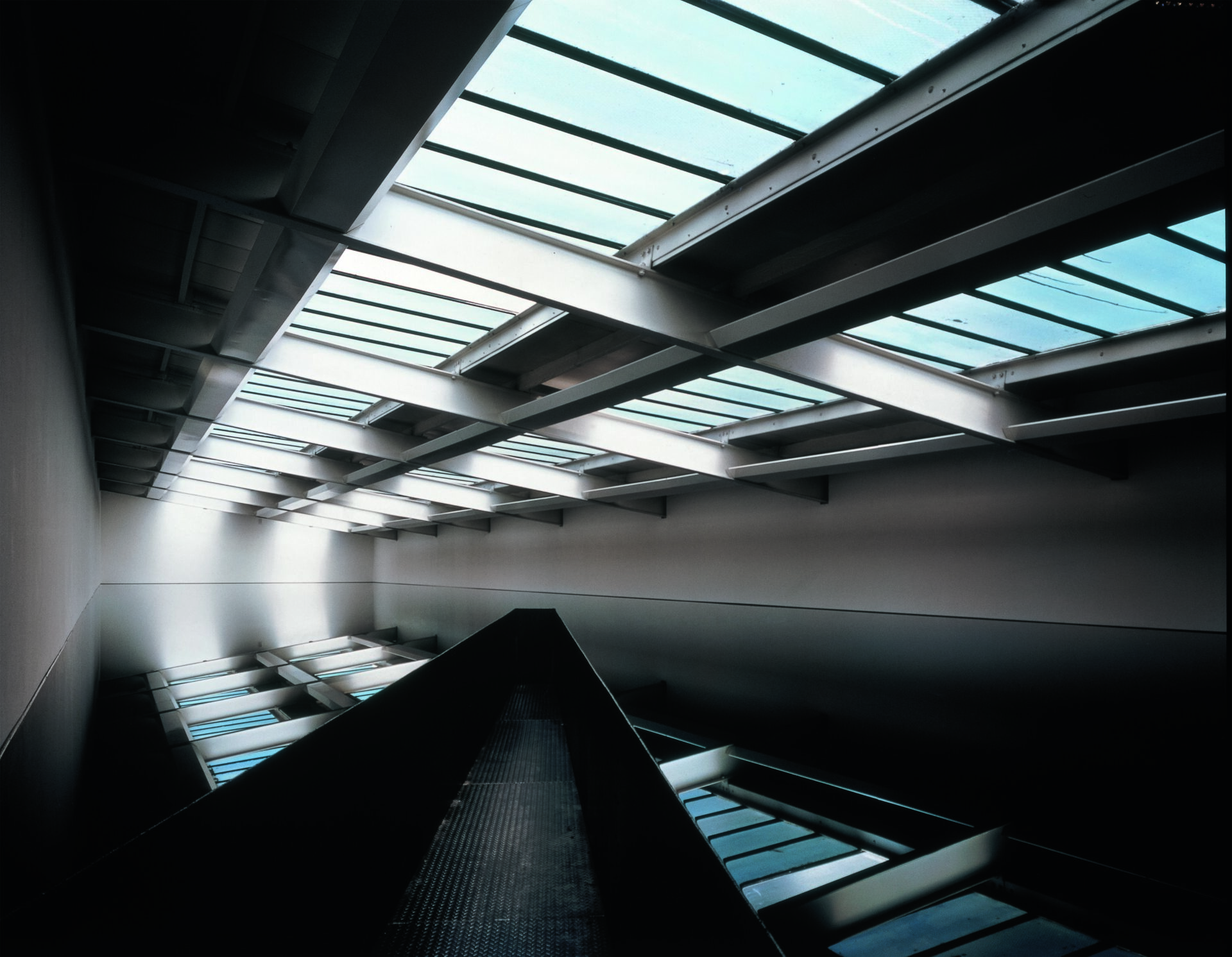 Richard Wilson, 20:50. Courtesy of the artist and Saatchi Gallery. Installation view at Saatchi Gallery, 1991
